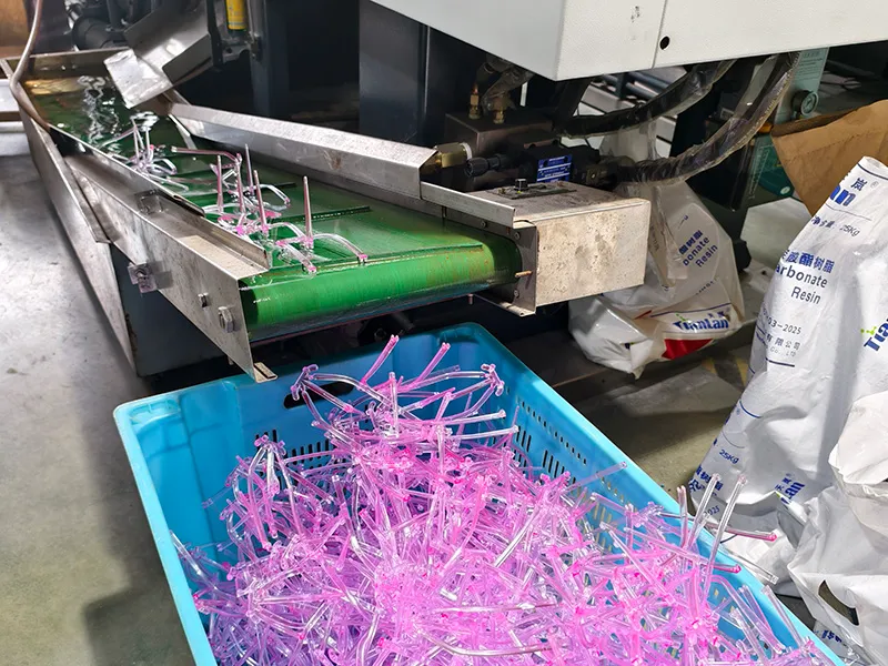 Frame injection moulding — VISTALUMO reading glasses manufacturing
