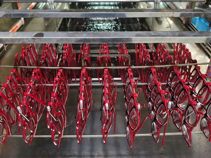 Ultrasonic cleaning of reading glasses frames — quality production