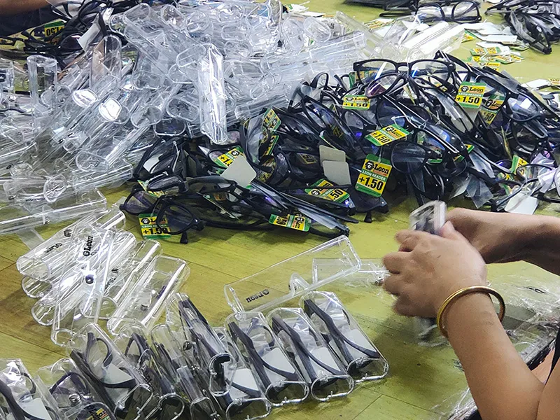 Packaging and dispatch of branded reading glasses — OEM order fulfillment